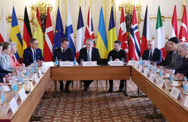 Ο Γάλλος πρόεδρος Εμανουέλ Μακρόν, ο Βρετανός ομόλογός του Κιρ Στάρμερ και ο πρόεδρος της Ουκρανίας Βολοντίμιρ Ζελένσκι στη Σύνοδο Κορυφής για το Κίεβο, στο Λάνκαστερ Χάουζ στο Λονδίνο (φωτ.:  EPA/NEIL HALL/POOL)
