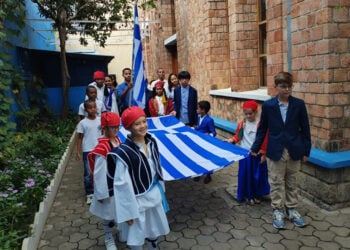 Στιγμιότυπο από τον εορτασμό της 25ης Μαρτίου στο Ανταναναρίβο της Μαδαγασκάρης (φωτ.: ertnews.gr)