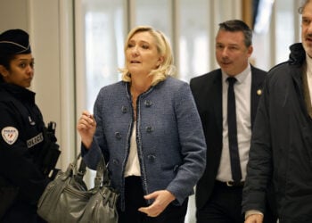 Η Μαρίν Λεπέν κατά την άφιξή της στο δικαστήριο (φωτ.: EPA / Mohammed Badra)