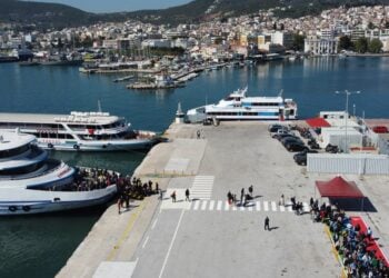 Τούρκοι τουρίστες που επισκέπτονται το νησί της Λέσβου για ολιγοήμερες διακοπές, αποβιβάζονται στο λιμάνι της Μυτιλήνης (φωτ. αρχείου: ΑΠΕ-ΜΠΕ/Ηλίας Μάρκου)