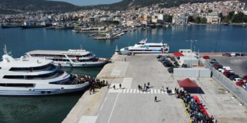 Τούρκοι τουρίστες που επισκέπτονται το νησί της Λέσβου για ολιγοήμερες διακοπές, αποβιβάζονται στο λιμάνι της Μυτιλήνης (φωτ. αρχείου: ΑΠΕ-ΜΠΕ/Ηλίας Μάρκου)