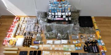 Ναρκωτικά που βρέθηκαν και κατασχέθηκαν μετά από αστυνομική επιχείρηση στην ευρύτερη περιοχή της Νοτιοανατολικής Αττικής (φωτ.: astynomia.gr)