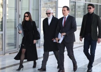 Ο Πέτρος Φιλιππίδης με τον συνήγορό του Μιχάλη Δημητρακόπουλο και τους συνεργάτες του, έξω από τα δικαστήρια 
(φωτ.: Σωτήρης Δημητρόπουλος/ EUROKINISSI)