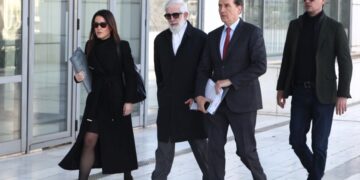 Ο Πέτρος Φιλιππίδης με τον συνήγορό του Μιχάλη Δημητρακόπουλο και τους συνεργάτες του, έξω από τα δικαστήρια 
(φωτ.: Σωτήρης Δημητρόπουλος/ EUROKINISSI)