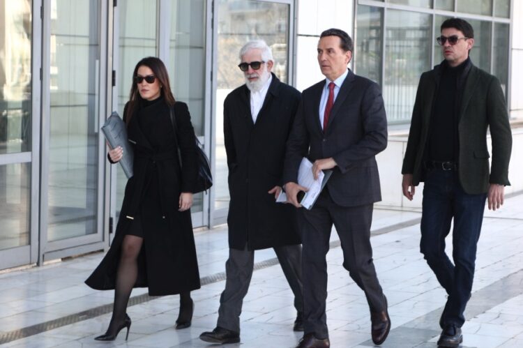 Ο Πέτρος Φιλιππίδης με τον συνήγορό του Μιχάλη Δημητρακόπουλο και τους συνεργάτες του, έξω από τα δικαστήρια 
(φωτ.: Σωτήρης Δημητρόπουλος/ EUROKINISSI)