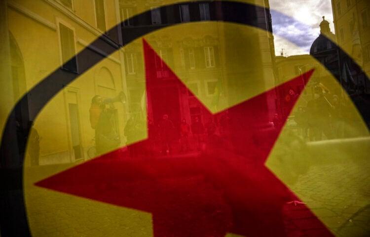 Το λάβαρο του Εργατικού Κόμματος του Κουρδιστάν (PKK) κατά τη διάρκεια διαδήλωσης (φωτ. αρχείου: EPA/Riccardo Antimiani)