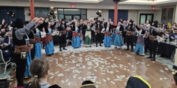 Το μεγάλο χορευτικό των «Κομνηνών» Νέας Υόρκης (φωτ.: anamniseis.net/Δημήτρης Τσάκας)