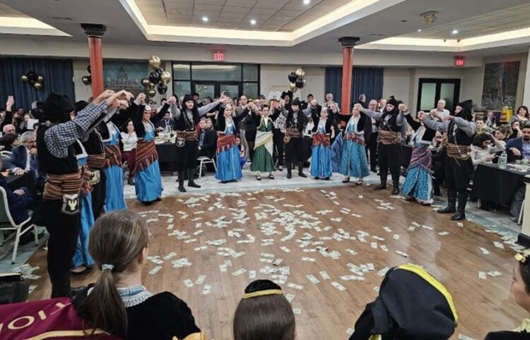 Το μεγάλο χορευτικό των «Κομνηνών» Νέας Υόρκης (φωτ.: anamniseis.net/Δημήτρης Τσάκας)