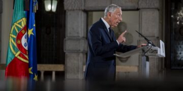 Ο πρόεδρος της Πορτογαλίας Μαρσέλο Ρεμπέλο ντε Σόουζα ανακοινώνει τη διάλυση της Βουλής και την προκήρυξη πρόωρων εκλογών στις 18 Μαΐου (φωτ.: EPA/Jose Sena Goulao)