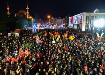 Συγκέντρωση διαμαρτυρίας στην Κωνσταντινούπολη ενάντια στη σύλληψη του Εκρέμ Ιμάμογλου (φωτ.: EPA/Tolga Bozoglu)