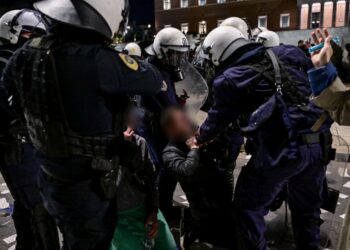 Εικόνα από τη σύλληψη άνδρα στην πλατεία Συντάγματος, κατά τη διάρκεια των επεισοδίων μετά το συλλαλητήριο για την τραγωδία στα Τέμπη
(φωτ.: Τατιάνα Μπόλαρη/ EUROKINISSI)