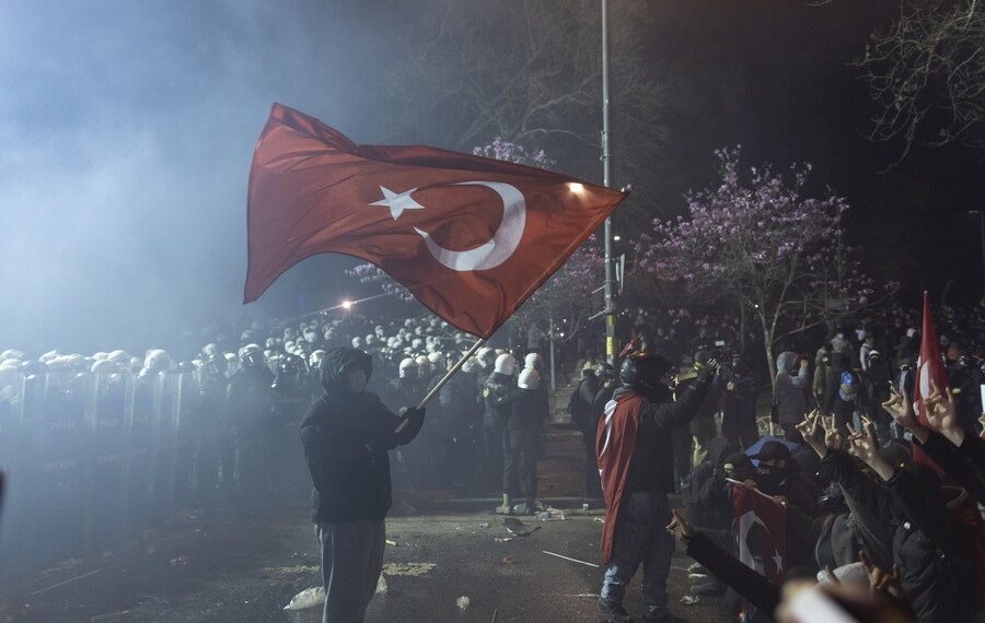 Εικόνα από τις διαδηλώσεις στήριξης στον Εκρέμ Ιμάμογλου στην Κωνσταντινούπολη, τον Μάρτιο του 2025 (φωτ. αρχείου: EPA/TOLGA BOZOGLU)