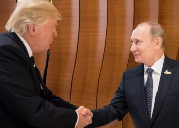 Χειραψία Τραμπ-Πούτιν στη συνεδρίαση των G-20 στο Αμβούργο τον Ιούλιο του 2017 (φωτ. αρχείου: EPA/STEFFEN KUGLER