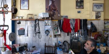 Ο Ζαφείρης Μιχαλακέλης φωτογραφίζεται στο εργαστήριο του στο Πλωμάρι (φωτ.: ΑΠΕ-ΜΠΕ/ΗΛΙΑΣ ΜΑΡΚΟΥ)