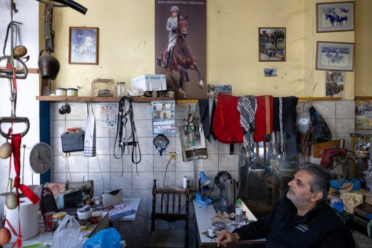 Ο Ζαφείρης Μιχαλακέλης φωτογραφίζεται στο εργαστήριο του στο Πλωμάρι (φωτ.: ΑΠΕ-ΜΠΕ/ΗΛΙΑΣ ΜΑΡΚΟΥ)