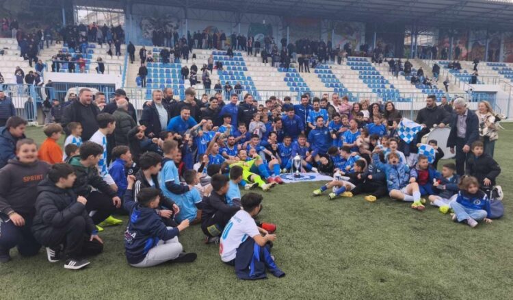Στιγμιότυπο από τους πανηγυρισμούς της ομάδας μετά την κατάκτηση του πρωταθλήματος (φωτ.: Δήμος Νεάπολης-Συκεών)
