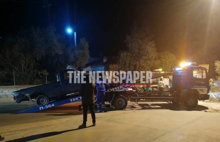 Γερανός της οδικής βοήθειας περισυλλέγει το αγροτικό όχημα από το σημείο του δυστυχήματος (φωτ.: TheNewspaper.gr/Θανάσης Παπαθανασίου)