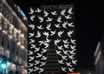 Πανό με περιστέρια στη μνήμη των 57 νεκρών (φωτ.: EUROKINISSI)