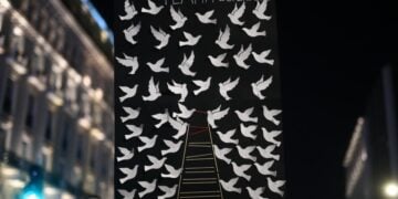 Πανό με περιστέρια στη μνήμη των 57 νεκρών (φωτ.: EUROKINISSI)