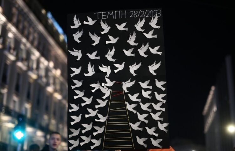 Πανό με περιστέρια στη μνήμη των 57 νεκρών (φωτ.: EUROKINISSI)