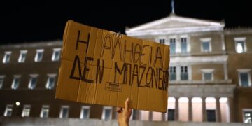«Η αλήθεια δεν μπαζώνεται» γράφει πανό έξω από τη Βουλή (φωτ.: EUROKINISSI)
