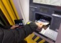 Ανάληψη χρημάτων από ΑΤΜ (φωτ.: Γιώργος Κουρκουρίκης)