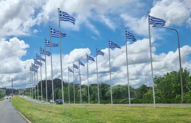 Δεκάδες ελληνικές σημαίες θα κυματίζουν από αύριο σε διάφορες τοποθεσίες της Καμπέρα (φωτ.: greekherald.com.au)