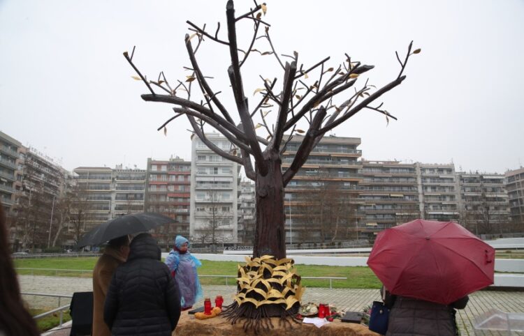 Σε αντίθεση με την Αθήνα, όπου τα πουλιά βρίσκονται στα κλαδιά του δέντρου, στη Θεσσαλονίκη, όπου επρόκειτο να καταλήξει το τρένο, τα πουλιά είναι πλέον πεσμένα στις ρίζες (φωτ.: ΜΟΤΙΟΝΤΕΑΜ/Βασίλης Βερβερίδης)