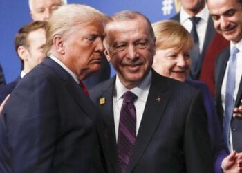 Ο Ντόναλντ Τραμπ με τον Ρετζέπ Ταγίπ Ερντογάν σε παλαιότερη ΝΑΤΟϊκή Σύνοδο, στο Λονδίνο (φωτ. αρχείου: EPA/ PETER NICHOLLS / POOL)