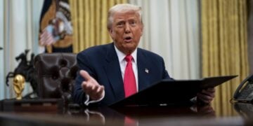 O Ντόναλντ Τραμπ μιλά από το Οβάλ Γραφείο του Λευκού Οίκου (φωτ.: EPA/Al Drago/POOL)