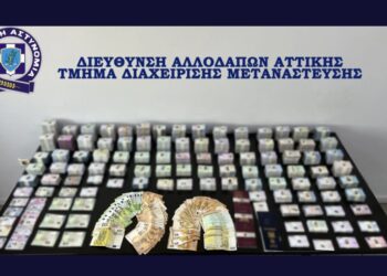 Χιλιάδες πλαστά έγγραφα και μετρητά κατασχέθηκαν από την αστυνομία (φωτ.: Ελληνική Αστυνομία)