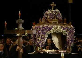 Στιγμιότυπο από την περσινή συνάντηση των επιταφίων στην πλατεία Αριστοτέλους (φωτ.: EUROKINISSI/Ραφαήλ Γεωργιάδης)