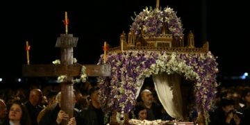 Στιγμιότυπο από την περσινή συνάντηση των επιταφίων στην πλατεία Αριστοτέλους (φωτ.: EUROKINISSI/Ραφαήλ Γεωργιάδης)