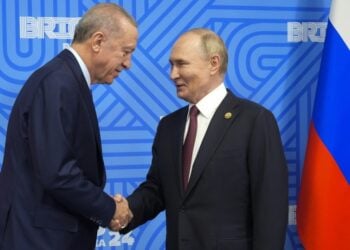 Από αριστερά, ο Ρετζέπ Ταγίπ Ερντογάν με τον Βλαντίμιρ Πούτιν τον περασμένο Οκτώβριο στο Καζάν της Ρωσίας (φωτ.: EPA/Alexander Zemlianichenko/Pool)