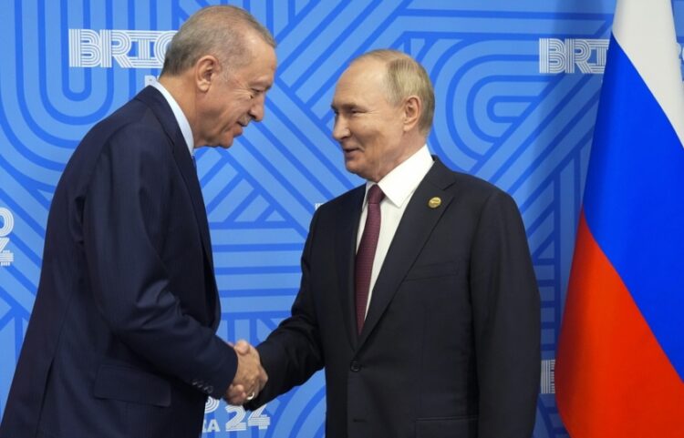 Από αριστερά, ο Ρετζέπ Ταγίπ Ερντογάν με τον Βλαντίμιρ Πούτιν τον περασμένο Οκτώβριο στο Καζάν της Ρωσίας (φωτ.: EPA/Alexander Zemlianichenko/Pool)