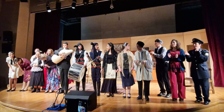 Από το φινάλε της παράστασης «Προξενείας τη Γιωρίκα» που παρουσιάστηκε από τον Ποντιακό Μορφωτικό Σύλλογο Αγίου Δημήτριου - Ρυακίου στο 1ο Πανελλαδικό Φεστιβάλ Ποντιακού Θεάτρου (φωτ.: Facebook / Katerina Bili)