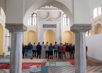 Προσευχή μουσουλμάνων στο Γενί Τζαμί με αφορμή τη λήξη της εορτής του Ραμαζανιού (φωτ.: ΑΠΕ-ΜΠΕ/Νίκος Αρβανιτίδης)