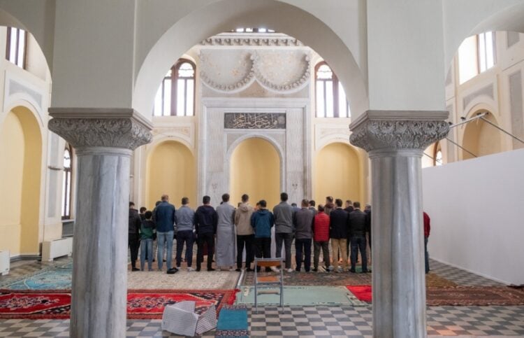 Προσευχή μουσουλμάνων στο Γενί Τζαμί με αφορμή τη λήξη της εορτής του Ραμαζανιού (φωτ.: ΑΠΕ-ΜΠΕ/Νίκος Αρβανιτίδης)