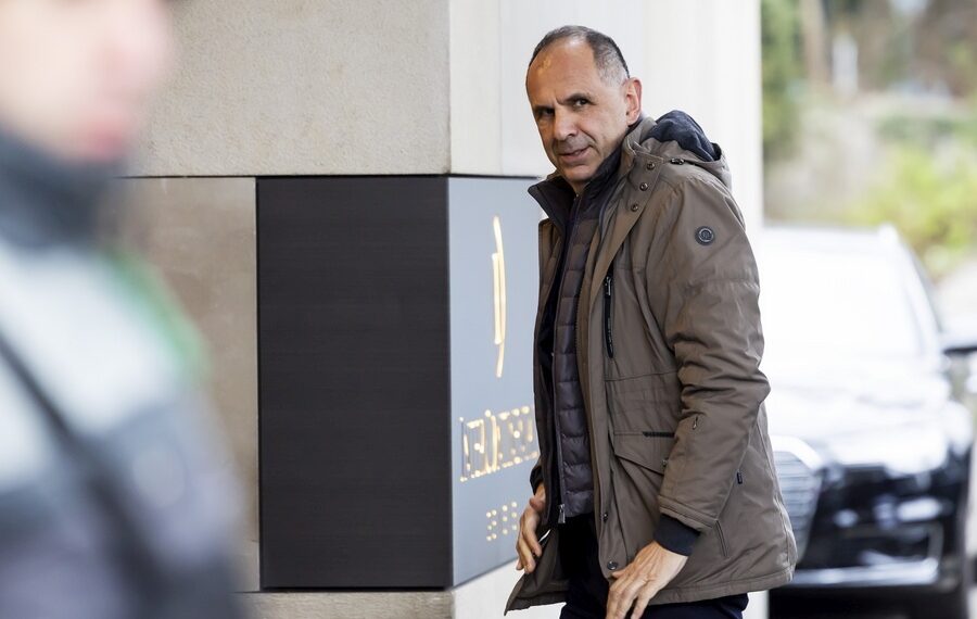 Ο Γιώργος Γεραπετρίτης φθάνοντας στο ξενοδοχείο όπου παρακάθισε σε δείπνο στο πλαίσιο της πενταμερούς για το Κυπριακό (φωτ.: EPA/ SALVATORE DI NOLFI)