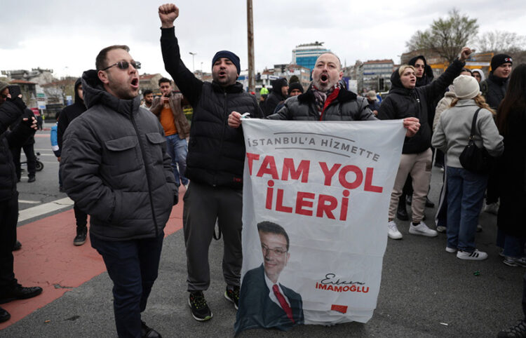 Συγκέντρωση συμπαράστασης στον Εκρέμ Ιμάμογλου έξω από το αστυνομικό μέγαρο της Κωνσταντινούπολης (φωτ.: EPA / Erdem Sahin)