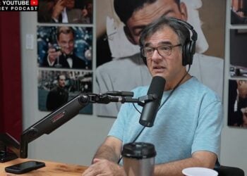 Ο ομογενής Τζον Κυριάκου στη διάρκεια του podcast (φωτ.: Χ/Julian Dorey)