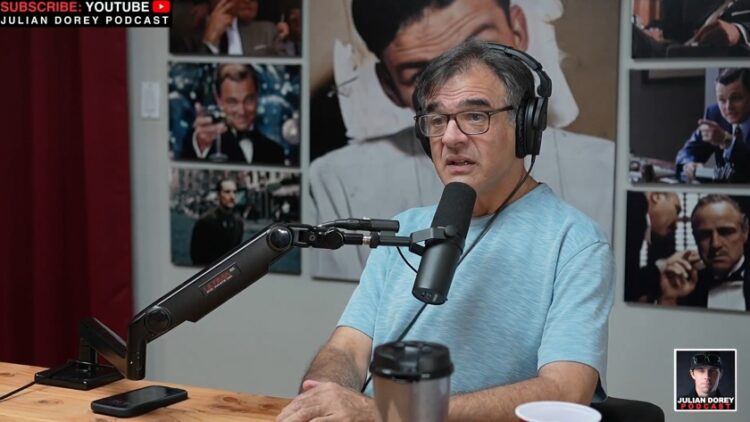 Ο ομογενής Τζον Κυριάκου στη διάρκεια του podcast (φωτ.: Χ/Julian Dorey)