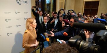 Η Ύπατη Εκπρόσωπος της ΕΕ Κάγια Κάλας κάνει δηλώσεις σε δημοσιογράφους (φωτ. αρχείου: x.com/kajakallas)