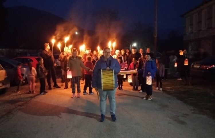 Το ποντιακό νταούλι στην κορυφή της λαμπαδηφορίας (φωτ.: Σύλλογος Γονέων Δημοτικού Σχολείου Κεχρόκαμπου)