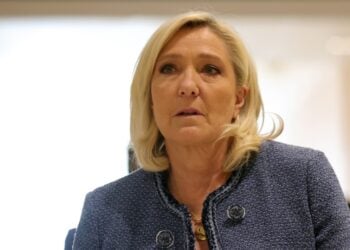 Η Μαρίν Λεπέν καθώς αποχωρεί από το δικαστικό μέγαρο, μετά την καταδίκη της (φωτ.: EPA/Teresa Suarez)