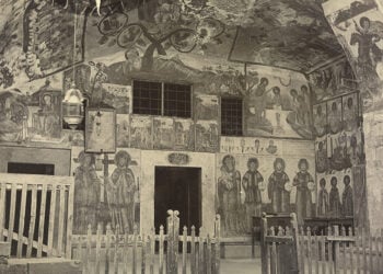 Φωτογραφία του 19ου αιώνα από τον William Harper με τις πρωτότυπες τοιχογραφίες μπροστά στον λαξευτό ναό της Θεοσκεπάστου, πριν επιζωγραφιστούν μερικά χρόνια αργότερα. Η πρόσοψη αυτού του τμήματος του ναού έχει ξαναχτιστεί εξαρχής (πηγή: Wikipedia)