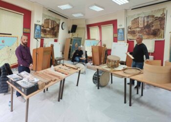 Ο Νίκος Παναγιωτίδης αριστερά και ο Γιάννης Πολυχρονίδης έδειξαν στο κοινό όλη τη διαδικασία κατασκευής των αγαπημένων ποντιακών μουσικών οργάνων (φωτ.: facebook/ Παναγία Σουμελά Κατερίνης - Ποντιακός Σύλλογος)