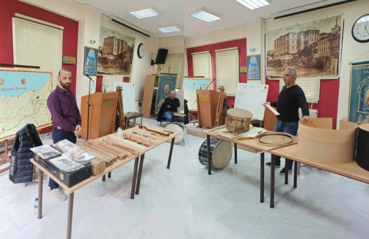 Ο Νίκος Παναγιωτίδης αριστερά και ο Γιάννης Πολυχρονίδης έδειξαν στο κοινό όλη τη διαδικασία κατασκευής των αγαπημένων ποντιακών μουσικών οργάνων (φωτ.: facebook/ Παναγία Σουμελά Κατερίνης - Ποντιακός Σύλλογος)