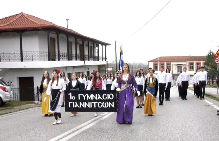 Στην πρώτη σειρά της παρέλασης στους Ευζώνους ο Πόντος (φωτ.: glomex)