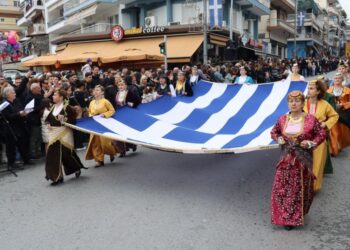 Πόντιες κρατούν την ελληνική σημαία στην παρέλαση στο δήμο Νεάπολης-Συκεών (φωτ.: Δήμος Νεάπολης-Συκεών)